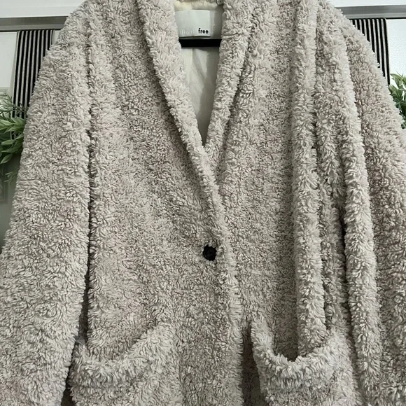 Aritzia Wilfred Free faux fur coat - Picture 6 of 8